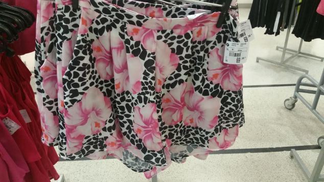 Achei lindinho esse shorts com estampa floral, que é a super tendência dessa próxima estação. Preço: R$ 69,90